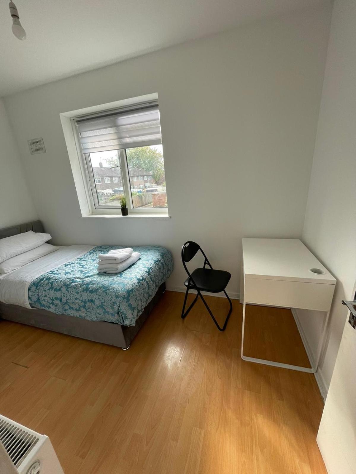 Lovely Spacious 3 Bedroom House With Sofa Bed, 30 Minutes From * Londra