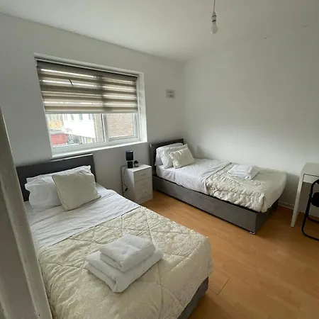 Lovely Spacious 3 Bedroom House With Sofa Bed, 30 Minutes From Central London Exterior photo