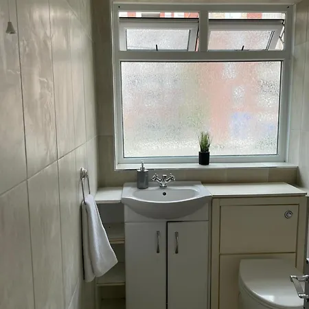 Lovely Spacious 3 Bedroom House With Sofa Bed, 30 Minutes From Central London Exterior photo