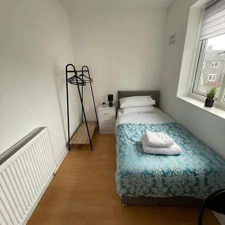 Lovely Spacious 3 Bedroom House With Sofa Bed, 30 Minutes From Central London Exterior photo