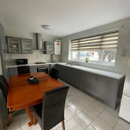 Lovely Spacious 3 Bedroom House With Sofa Bed, 30 Minutes From Central London Exterior photo