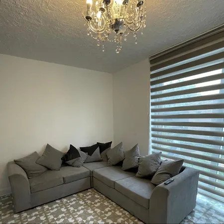 Lovely Spacious 3 Bedroom House With Sofa Bed, 30 Minutes From Central London Exterior photo