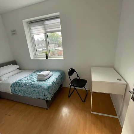 Lovely Spacious 3 Bedroom House With Sofa Bed, 30 Minutes From Central London Exterior photo