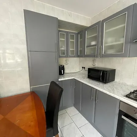 Lovely Spacious 3 Bedroom House With Sofa Bed, 30 Minutes From Central London Exterior photo