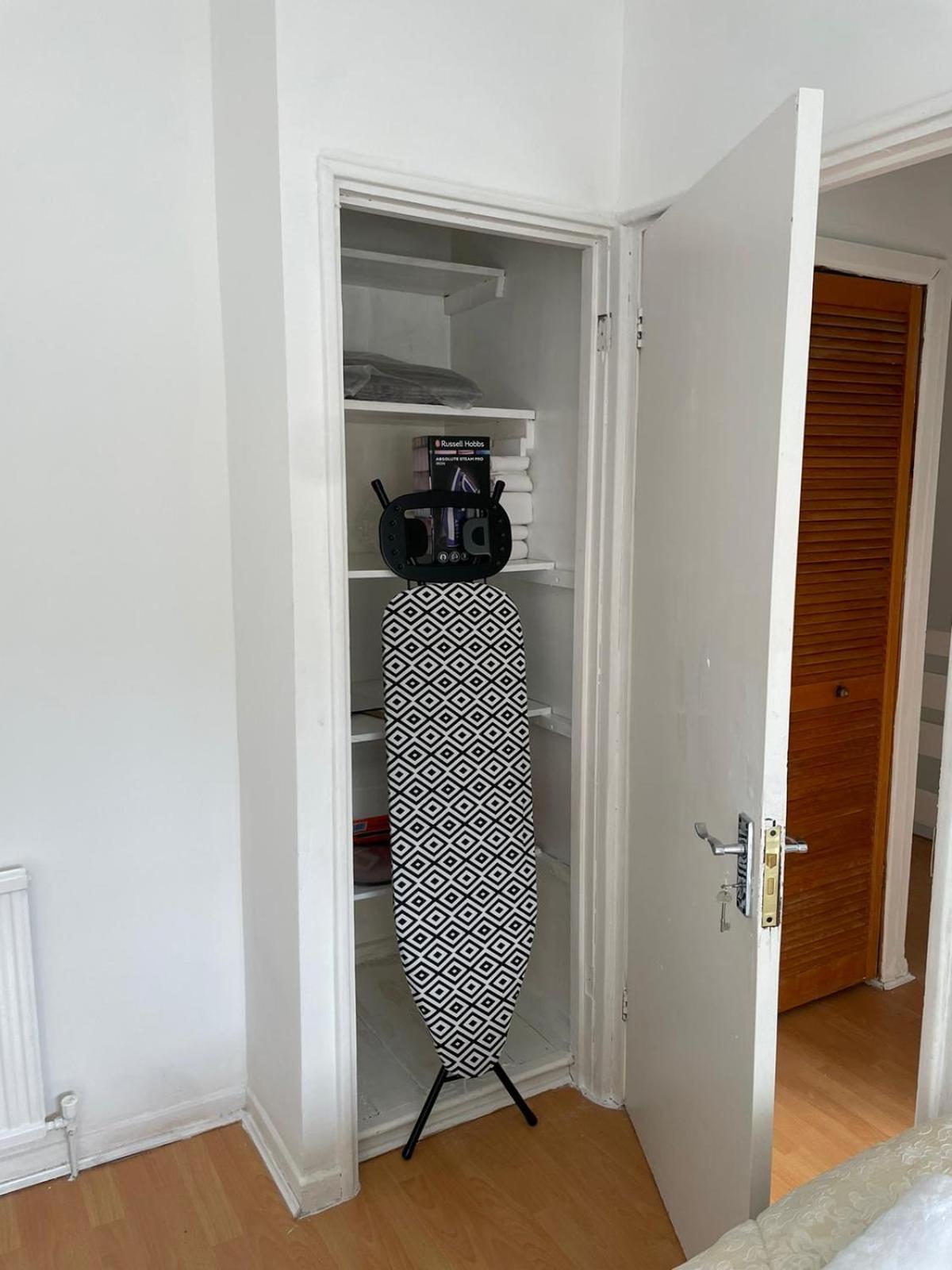 Lovely Spacious 3 Bedroom House With Sofa Bed, 30 Minutes From Дом отдыха Лондон