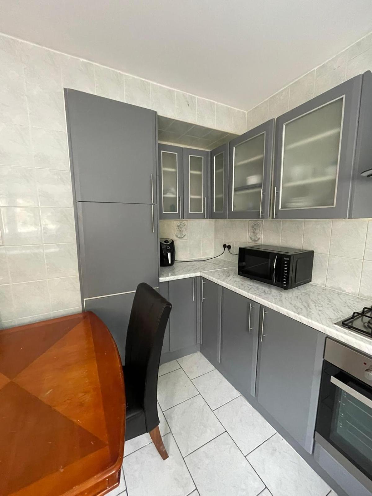 Lovely Spacious 3 Bedroom House With Sofa Bed, 30 Minutes From * Лондон