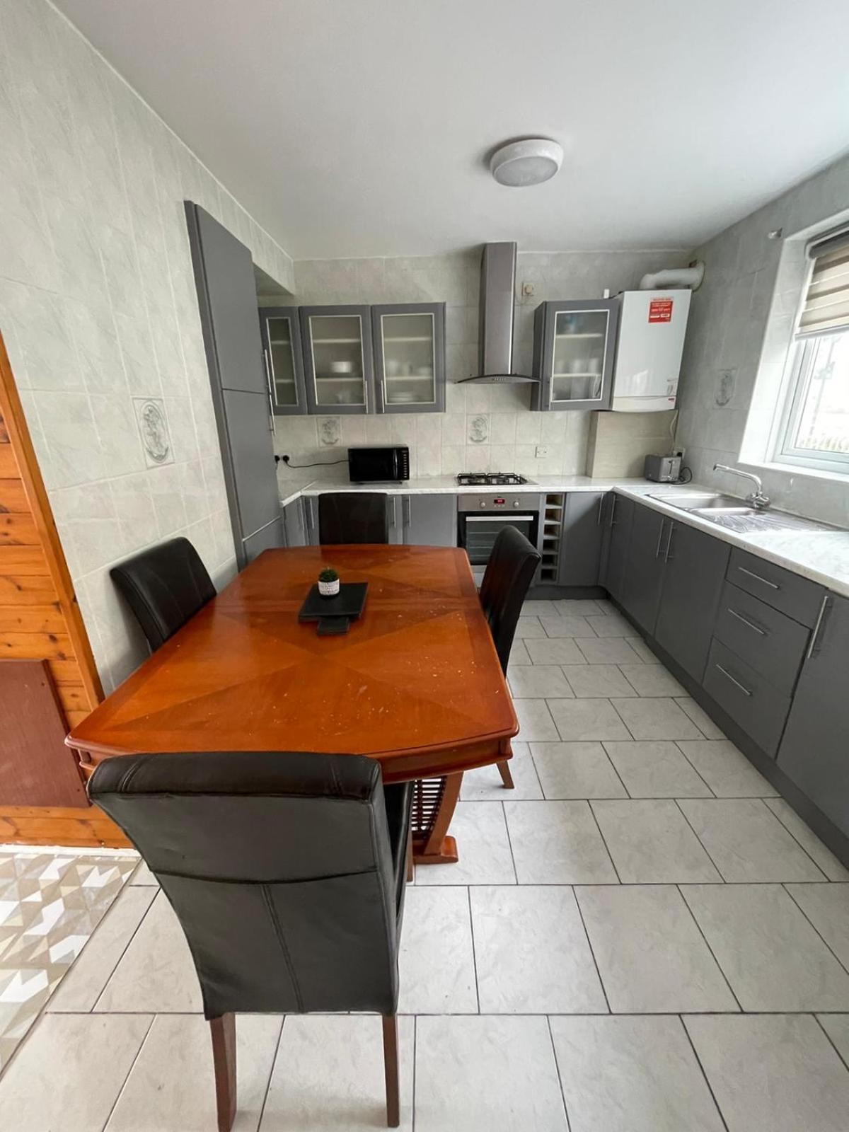 Lovely Spacious 3 Bedroom House With Sofa Bed, 30 Minutes From Лондон