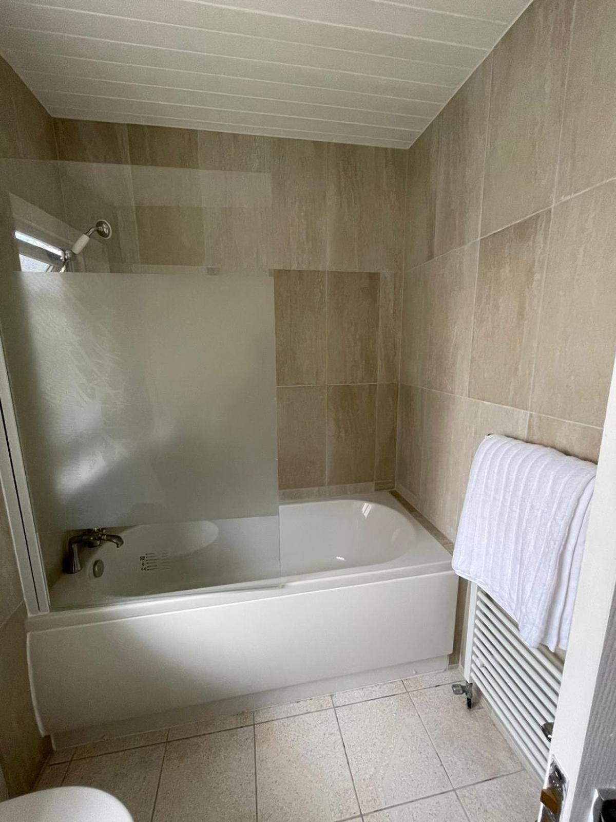 Lovely Spacious 3 Bedroom House With Sofa Bed, 30 Minutes From Дом отдыха *