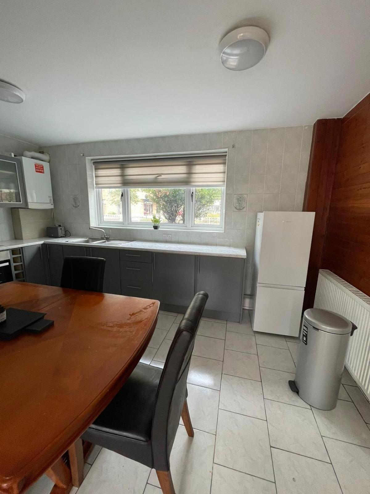 Lovely Spacious 3 Bedroom House With Sofa Bed, 30 Minutes From Дом отдыха Лондон